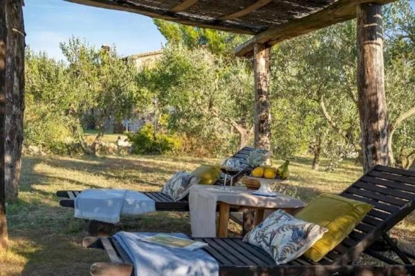 Villa La Lespa Wpool Biliardo And Lake View Casa Sant'Andrea Εξωτερικό φωτογραφία